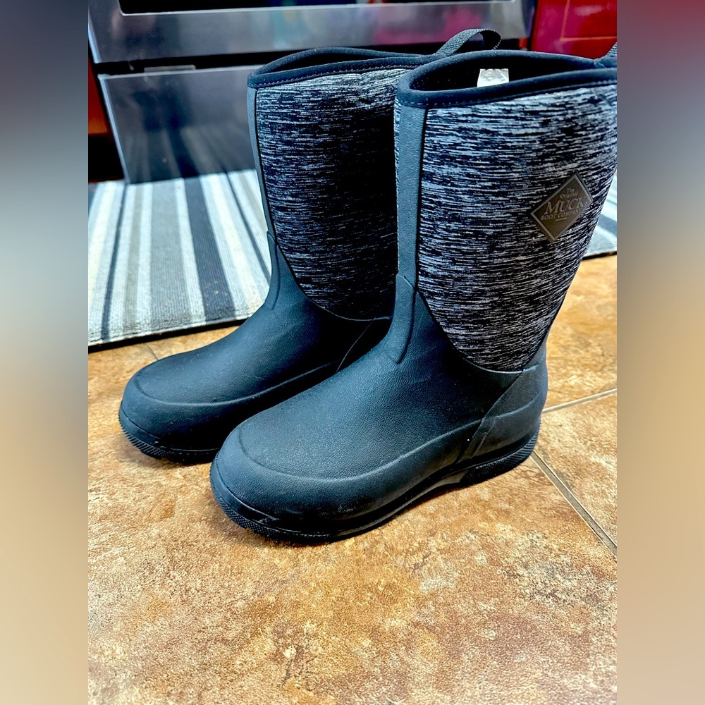Muck boots girls size 2
